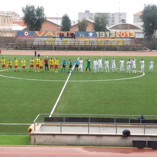 Calcio, Eccellenza: apoteosi Vado all'ultimo secondo! Rivarolese battuta 3-2 tra mille polemiche, i rossoblù salgono a -2 dalla vetta