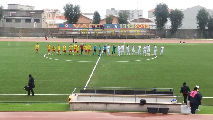 Calcio, Eccellenza: apoteosi Vado all'ultimo secondo! Rivarolese battuta 3-2 tra mille polemiche, i rossoblù salgono a -2 dalla vetta