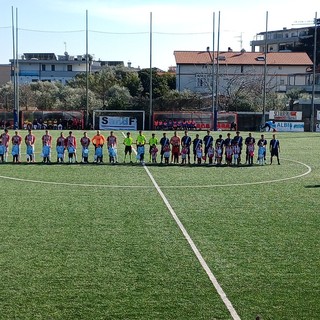 Calcio. Promozione, L. Moretti regala tre punti di platino alla Carcarese, Albissole ko nel finale a testa alta