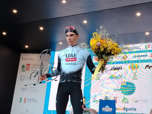 Ciclismo, Ayuso dopo due podi fa suo il Trofeo Laigueglia: braccia al cielo in via Roma (FOTO e VIDEO)