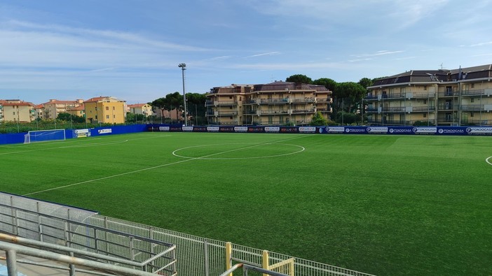 Calcio, Eccellenza. Il traffico &quot;rallenta&quot; il derby: Pietra-S.F. Loano inizierà alle 15.30