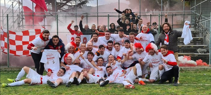 Calcio. LA CARCARESE E' IN PROMOZIONE! IL GOL DI CROCE PIEGA L'ATLETICO ARGENTINA E REGALA LA PROMOZIONE AI BIANCOROSSI