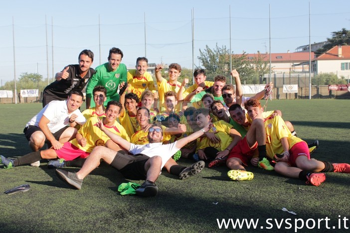 FOTONOTIZIA: L'ALBENGA FESTEGGIA LA VITTORIA DELLA COPPA OSTUNI