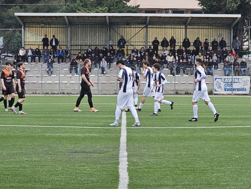 Calcio. Savona, un altro mattoncino verso la meta: l'Old Boys Rensen lotta, ma gli striscioni la spuntano (2-1) grazie a Rignanese e Carro Gainza