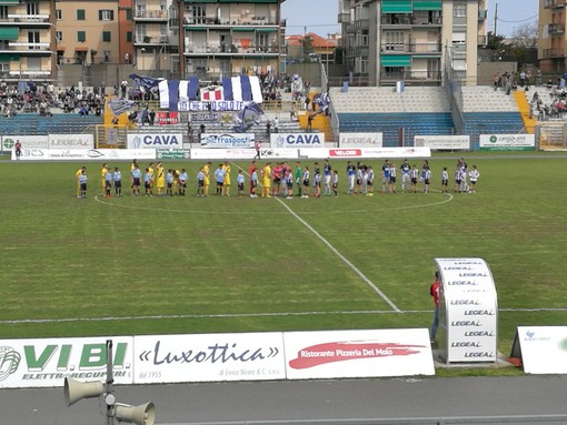 Calcio, Serie D. L'ALBISSOLA È LA NUOVA CAPOLISTA: Sancinito-gol manda ko il Savona, il derby del &quot;Bacigalupo&quot; si tinge di biancazzurro