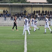 Calcio. Savona, un altro mattoncino verso la meta: l'Old Boys Rensen lotta, ma gli striscioni la spuntano (2-1) grazie a Rignanese e Carro Gainza