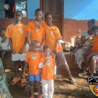 Calcio. Il cuore orange non ha confini, scarpe e maglie dell’Ospedaletti in Sierra Leone