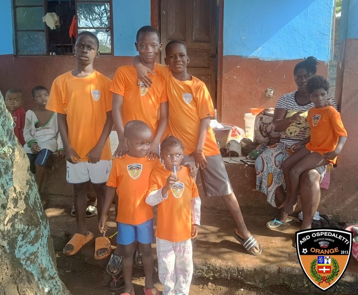 Calcio. Il cuore orange non ha confini, scarpe e maglie dell’Ospedaletti in Sierra Leone