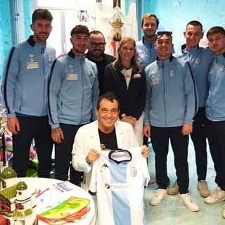 Calcio. Una delegazione del Pietra in visita alla pediatria dell'ospedale San Paolo