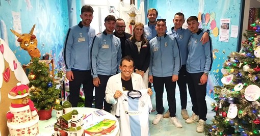 Calcio. Una delegazione del Pietra in visita alla pediatria dell'ospedale San Paolo