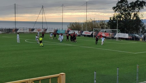 Calcio. Pietra Ligure, tempo di cometa per Davide Sancinito: il regista su punizione riprende l'Arenzano (VIDEO)