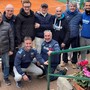 In piedi da sinistra: Massimo Salvatico, responsabile manutenzione campi, Guido Buonfiglio, Giudice arbitro, Alessandro Provasi, Referee, Paolo Nicola, organizzatore torneo, Riccardo Civarolo, Direttore torneo, Fabio Orengo, Giudice arbitro, Matteo Civarolo, Amministratore Unico Società Tennis Sanremo, accasciati da sinistra: Alessandro Spinotti, Giudice arbitro, Pino De Luca, Giudice arbitro