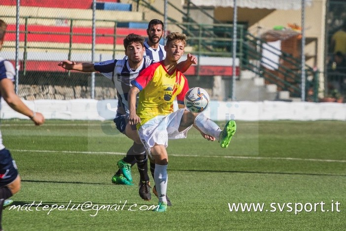 Alessandro Buonocore in azione lo scorso campionato con la maglia del Finale nel derby col Savona