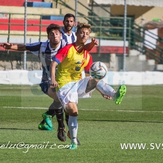 Alessandro Buonocore in azione lo scorso campionato con la maglia del Finale nel derby col Savona