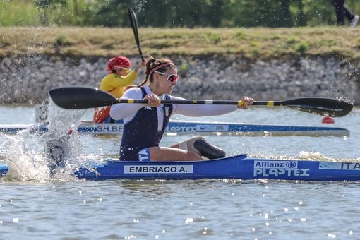 I ragazzi delle quinte del liceo scientifico sportivo dell’istituto Colombo con l’atleta paraolimpica Amanda Embriaco