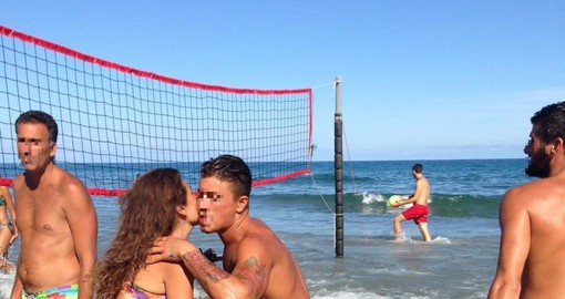 Laigueglia, niente beach volley in acqua. Un lettore: “Divieto di mettere la rete da pallavolo in mare. Così il Comune allontana i giovani