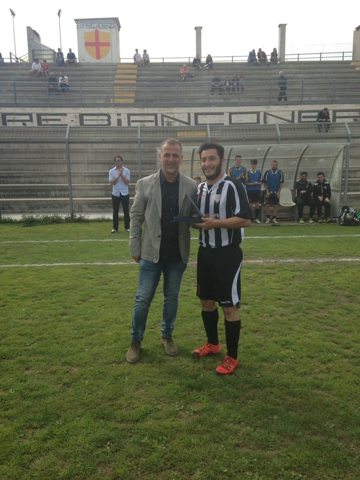 FOTONOTIZIA, Albenga: il club premia Alessandro Badoino per le 200 presenze in bianconero