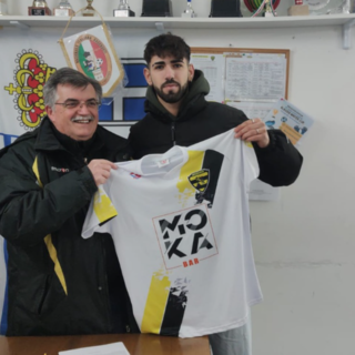 Calciomercato. Il benvenuto della Baia Alassio a Francesco Esposito, la mezz'ala è ufficialmente giallonera