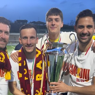 Foto di gruppo nel post partita per tutti gli ex rossoblu