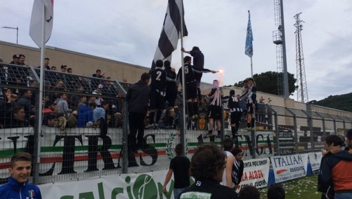 Calcio, Albenga: la fotogallery della festa per il ritorno in Promozione