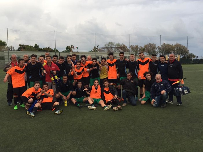 Calcio. Si giocano un campionato, ma a fine partita scatta la festa, giù il cappello per Ospedaletti e Campese