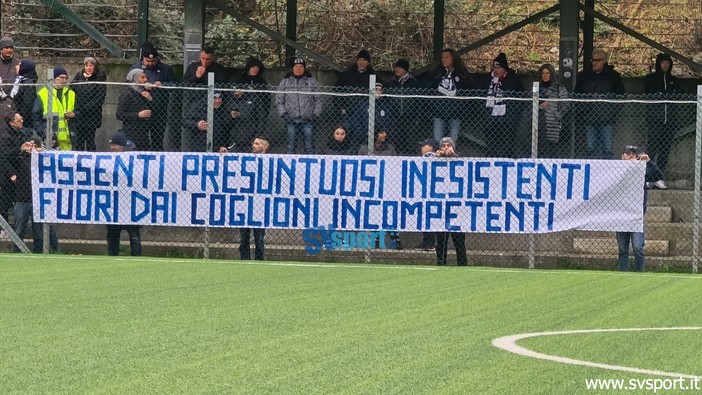 FOTONOTIZIA, Savona: la contestazione dei tifosi non si ferma, striscione pesantissimo contro la società durante il match con il Masone