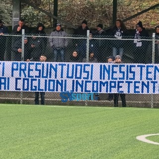 FOTONOTIZIA, Savona: la contestazione dei tifosi non si ferma, striscione pesantissimo contro la società durante il match con il Masone