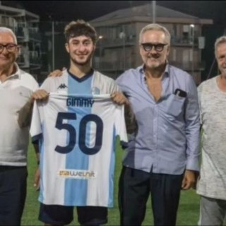 Calcio. Pietra Ligure. 50 volte Gimmy Insolito, il club lo celebra con un maglietta speciale