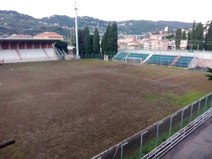 Calcio. Imperia. Il manto del Ciccione è ko, l’opposizione vuole conoscere i termini dell'appalto