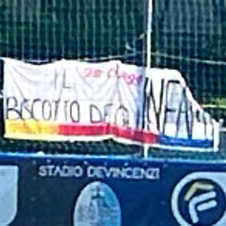 Calcio. Comunicato del Pietra Ligure: &quot;Prendiamo distanza dallo striscione esposto, ma siamo sdegnati per i danni arrecati dai fumogeni ospiti&quot;