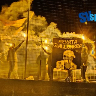 Calcio, Baia Alassio Auxilium. Il gol di Perrier contro il Vadino e la coreografia della tifoseria giallonera (VIDEO)