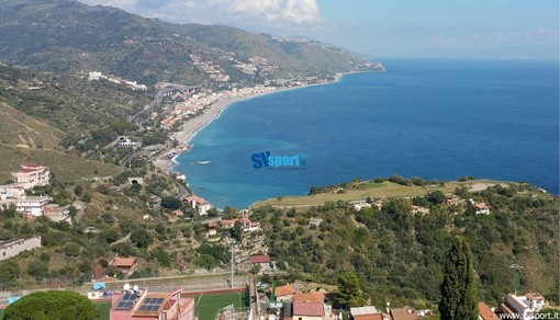 La vista dal Teatro Greco di Taormina, in basso lo stadio &quot;Valerio Bacigalupo&quot;