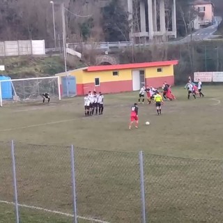 Calcio, Altarese. Arcobaleno Uruci, la punizione vale l'1-1 con la Baia Alassio (VIDEO)