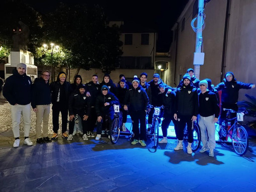 L’Albenga calcio pedala per “illuminare d’immenso” il centro storico ingauno, mister Buttu: “Bellissima iniziativa” (FOTO)