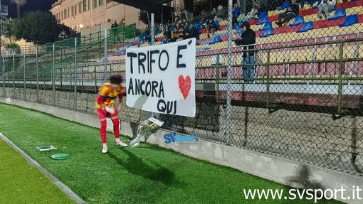 Calcio. Il ricordo del Finale per Nicolò Trifoglio, un mazzo di fiori prima della gara con il Ceriale