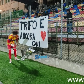 Calcio. Il ricordo del Finale per Nicolò Trifoglio, un mazzo di fiori prima della gara con il Ceriale