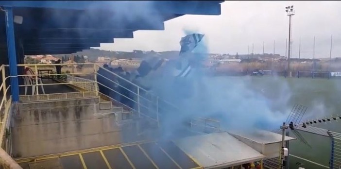 Calcio, Albissola - Ponsacco. Gli &quot;Zueni&quot; caricano la squadra, cori e fumogeni nel corso della rifinitura (VIDEO)