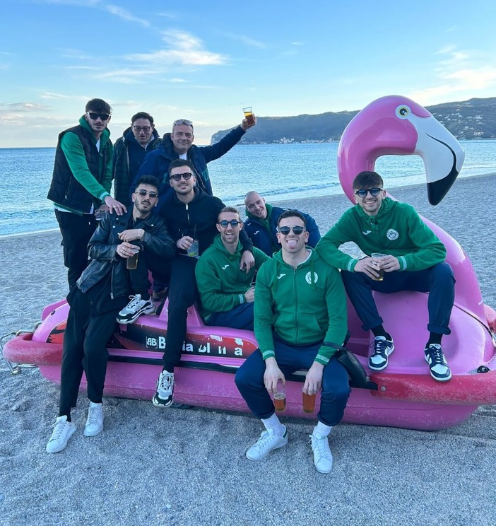 FOTONOTIZIA. E' salvezza per il Legino, foto in spiaggia per Tobia e i ragazzi verdeblu