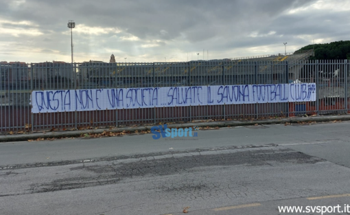 FOTONOTIZIA, Savona. Nuovo striscione dei tifosi contro la dirigenza: &quot;Questa non è una società, salvate il Savona Football Club&quot;