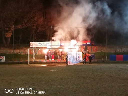 Calcio, Rocchettese. Torce e fumogeni in memoria di Alessandro Saffirio: &quot;Non si muore mai nel cuore di chi ti ha voluto bene&quot; (FOTO)