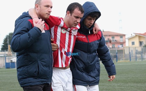 Francesco Brignone, portato a spalla domenica scorsa dopo l'infortunio al ginocchio