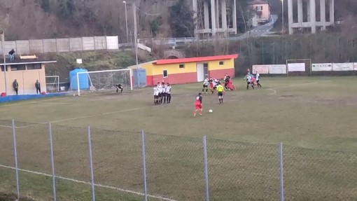 Calcio, Altarese. Arcobaleno Uruci, la punizione vale l'1-1 con la Baia Alassio (VIDEO)