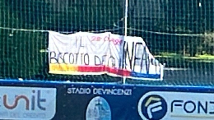 Calcio. Comunicato del Pietra Ligure: &quot;Prendiamo distanza dallo striscione esposto, ma siamo sdegnati per i danni arrecati dai fumogeni ospiti&quot;