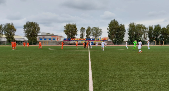 Calcio, Serie D. Il Vado chiude l'anno stoppando la capolista Alcione, Tutto nel primo tempo, è Dodaro a rispondere alla rete di Bonaiti