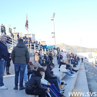 Calcio, Albenga. Steward assenti e la capienza del Riva cala a 99 posti, ma i presenti sono più di 200. In tribuna sale il nervosismo per tifosi e genitori