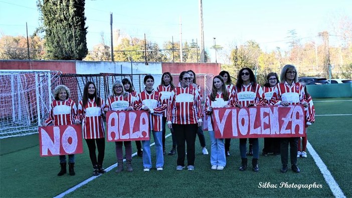 Calcio, Carcarese. Continua l'impegno contro la violenza sulle donne