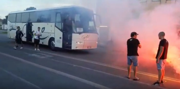 Calcio, Albenga. Il pareggio di Cairo riaccende gli entusiasmi. Canti e coreografia dei tifosi al rientro al &quot;Riva&quot; (VIDEO)