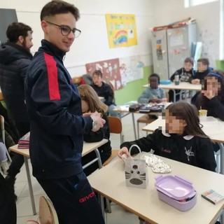 Natale a scuola per la Rocchettese, i giocatori rossoblu hanno fatto visita agli istituti cittadini