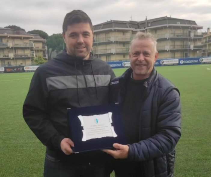 FOTONOTIZIA. Pietra Ligure, una targa ricca di affetto e gratitudine per Luca Baracco