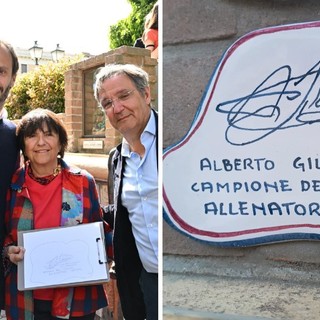 FOTONOTIZIA. Genoa, ecco la firma di mister Alberto Gilardino sul Muretto di Alassio